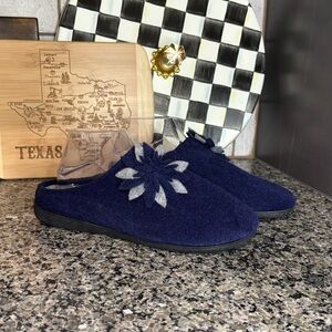 Unbranded Navy Blue Wool Flower Appliquéd Slipper Size 10 New